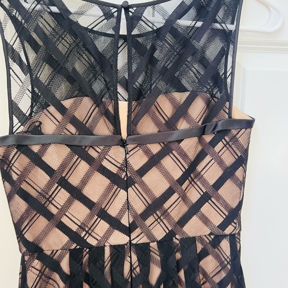 Gorgeous like new black lace Adrianna Papell size 6 black and cream dress - Picture 6 of 7